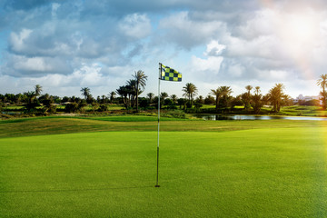 Golf course and flag - obrazy, fototapety, plakaty