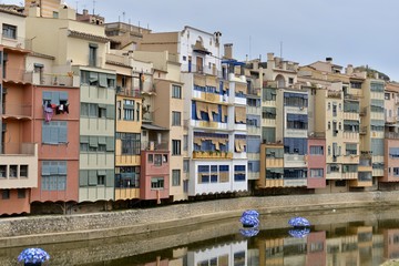 Fototapeta premium girona ジローナ オニャル川の住宅群