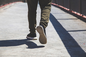 Obraz premium man walking in bridge