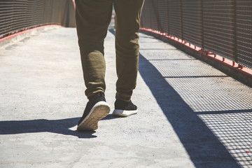 Obraz premium man walking in bridge
