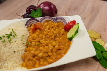 Typisches indisches pakistanisches Essen mit Curry und Basmati Reis 