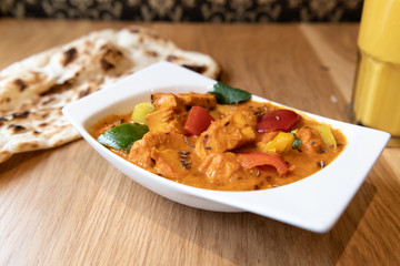 Typisches indisches Essen mit Chicken Marsala Tandoori Reis Mango Lassi
