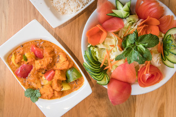 Typisches indisches Essen mit Chicken Marsala Tandoori Reis Mango Lassi