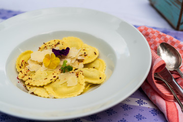 gefüllte Ravioli mit Käse im Restaurant serviert