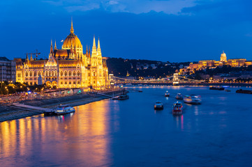 Naklejka premium Parlament w Budapeszcie w nocy