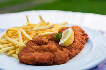 Wiener Schitzel vom Kalb in Butterschmalz ausgebraten mit Pommes Frites 