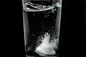 Brausetablette in Wasserglas