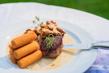 gegrillte Rinderlenden Steak mit Pfifferlingen und Kartoffel Kroketten