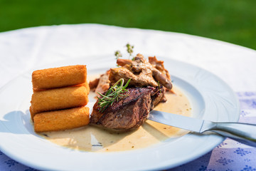 gegrillte Rinderlenden Steak mit Pfifferlingen und Kartoffel Kroketten