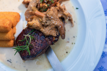 gegrillte Rinderlenden Steak mit Pfifferlingen und Kartoffel Kroketten
