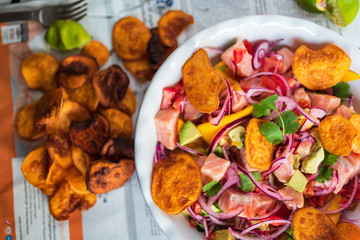 Peruanisches Essen Ceviche mit Lachs mango korinader avocado süß kartoffeln limette