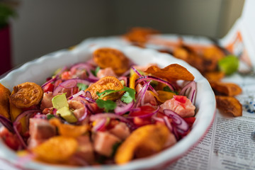 Peruanisches Essen Ceviche mit Lachs mango korinader avocado süß kartoffeln limette