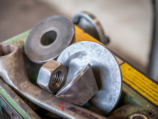 Werkzeugkiste mit Schraubenschlüssel