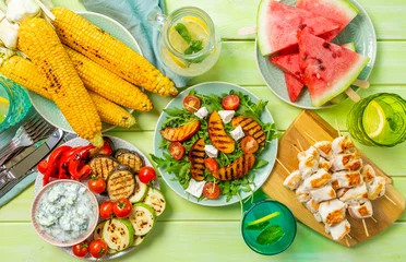 Foto auf Leinwand Sommer-BBQ-Party-Konzept - gegrilltes Hühnchen, Gemüse, Mais, Salat, Draufsicht, Kopierraum © anaumenko