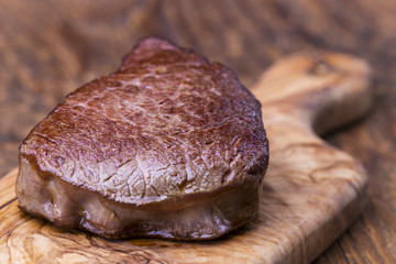 Gegrilltes Steak auf Schneidebrett