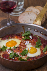 israelische Shakshuka mit Rotwein