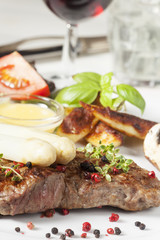 weißer Spargel auf gegrilltem Steak