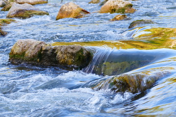 Flussszene mit Felsen