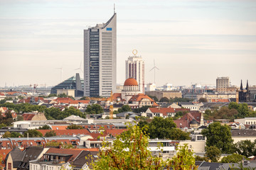 Panorama der Stadt Leipzig mit modernen Hochhäusern,historischen Häusern,Kirchen und Denkmälern