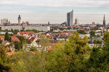 Panorama der Stadt Leipzig mit modernen Hochhäusern,historischen Häusern,Kirchen und Denkmälern
