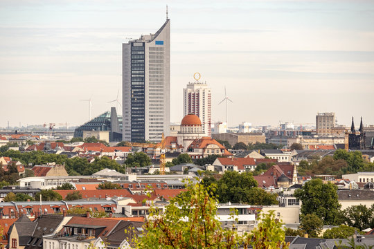 Panorama der Stadt Leipzig mit modernen Hochh&auml;usern,historischen H&auml;usern,Kirchen und Denkm&auml;lern
