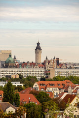 Panorama der Stadt Leipzig mit modernen Hochhäusern,historischen Häusern,Kirchen und Denkmälern