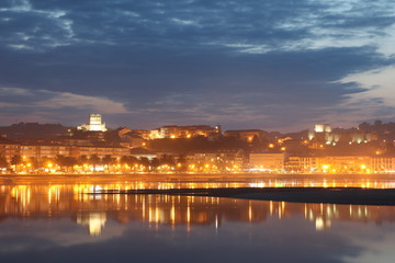 Obraz premium Nocny widok na piękne miasto na Morzu Kantabryjskim