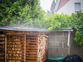 Regen Unwetter im Sommer im Garten