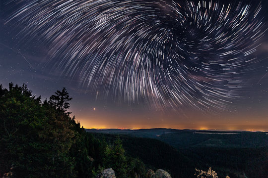 Nachthimmel mit Sternen Strudel über einer Klippe im Harz