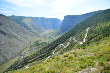 Fototapeta na wymiar Долина Чулымшана с перевала Кату-Ярык