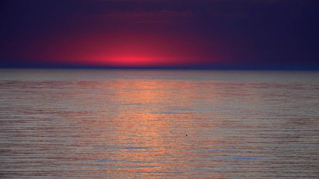 G&ouml;tterd&auml;mmerung - wundersch&ouml;ner Sonnentergang bei ruhiger See 