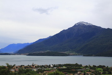 Blick über Gravedona nach Colico am Comer See mit Schnee auf den Bergen