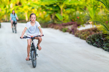 Naklejka premium Family on bike ride