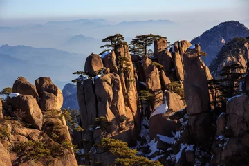 Photo sur Plexiglas Monts Huang Parc national chinois de Huangshan - Province d& 39 Anhui, sommet de la montagne chinoise. Mer de brouillard, montagnes de granit jaune avec canyon, pins exotiques et forêt, falaises déchiquetées, site du patrimoine mondial de l& 39 UNESCO