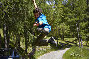 sprung aktion hoch jung energie springen
