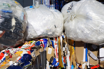 Verpackungsmüll , Plastik und Pappe, fertig zur Abholung