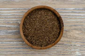 Echter Kümmel in Holzschälchen