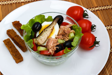 Niçoise salad with cherry tomatos and croutons