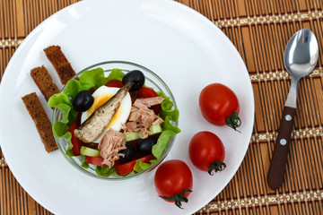 Niçoise salad with cherry tomatos and croutons