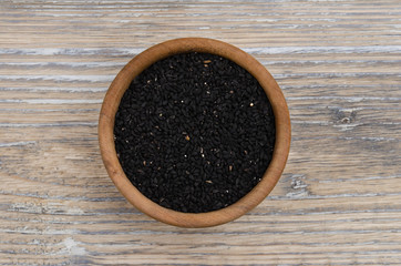 Schwarzkümmel in Holzschälchen