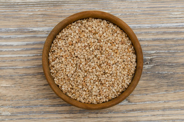 Sesamkörner in Holzschälchen
