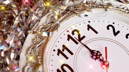 Новый 2019 год. Часы показывают 12 полночь. Блестящая...