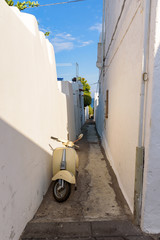 Obraz premium Scooter in narrow street of Stromboli village