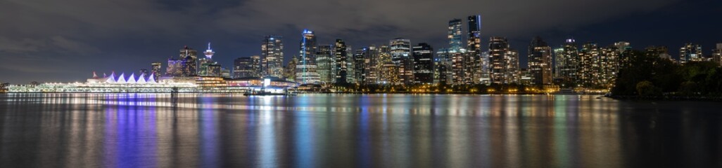 Fototapeta premium Night View of Vancouver Downtown 