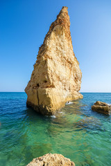 Hohe Steinsäule an der Küste der Algarve