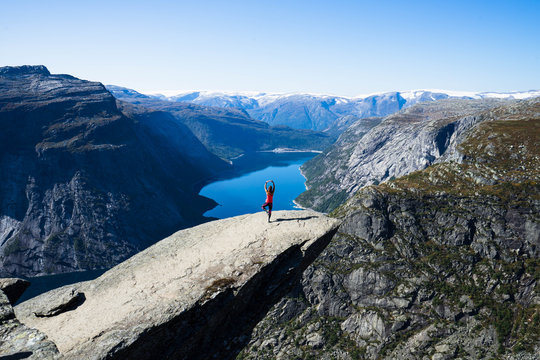 Yoga on Trolltunga