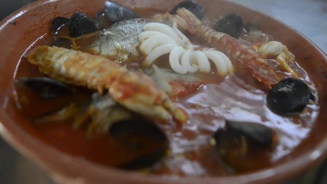 Zuppa di pesce cotta in un tegame di terracotta