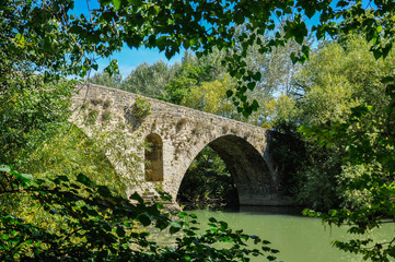 Fototapeta na wymiar Entrada del Camino de Santiago en Pamplona, Puente medieval de la Magdalena, Navarra, España