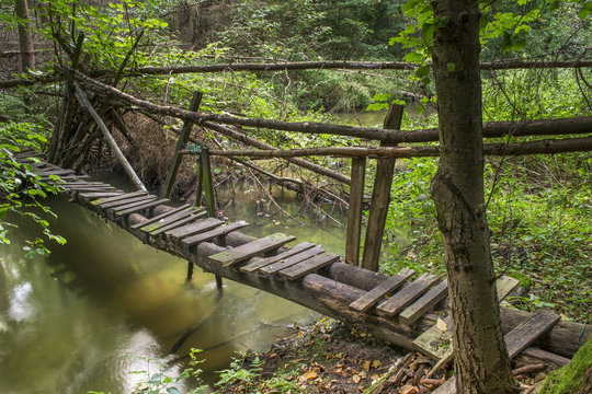 Stara drewniana kładka na leśnej rzece. rezerwat grądy nad Moszczenicą, Szczawin, Zgierz