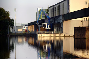 Wasserwerk am Stauwehr / Eine Flussschleuse mit den Gebäuden und Utensilien eines Wasserwerkes.